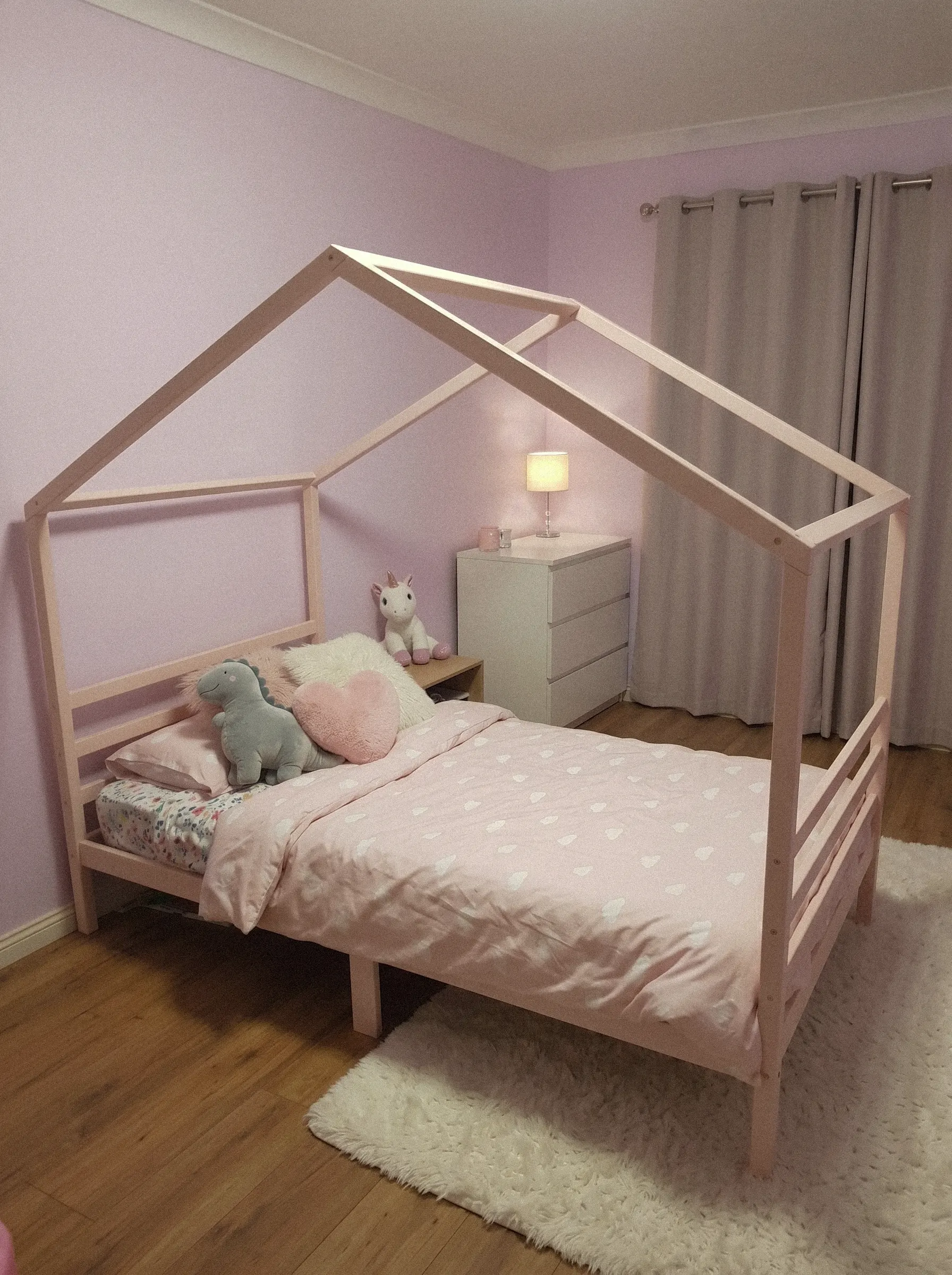 Bedhuis peuterbedje van Barin Toys in roze voor een gezellige meisjeskamer
